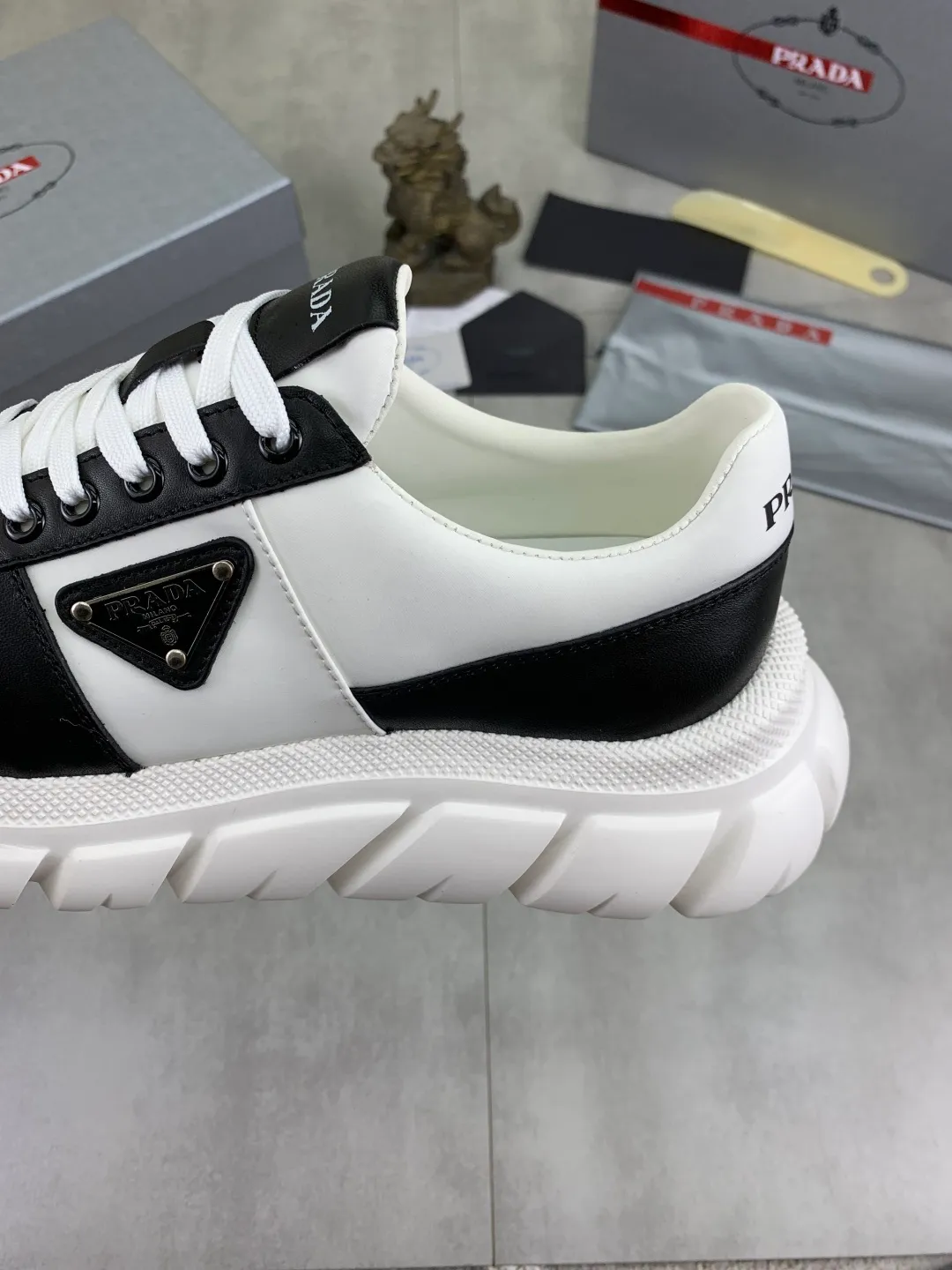 Men's men's shoes 💰P560💰[New style] High version official website popular models are on the market, 🆘 Classic popular models (Prada) are the main popular models, avant-garde and versatile fashion men's shoes private version mold opening, cowhide surface splicing 1:1.. Fashionable and simple, original imported cowhide lining cowhide feet; the atmosphere and personality are more fashionable, eye-catching and pursuing class. It will subvert the old idea and be a must-have for fashion trendsetters with you! Must keep it for yourself! Tall and comfortable, large and low, high-end quality workmanship. Code number: 38-44 (45 46 customized) 4️⃣ colors available.